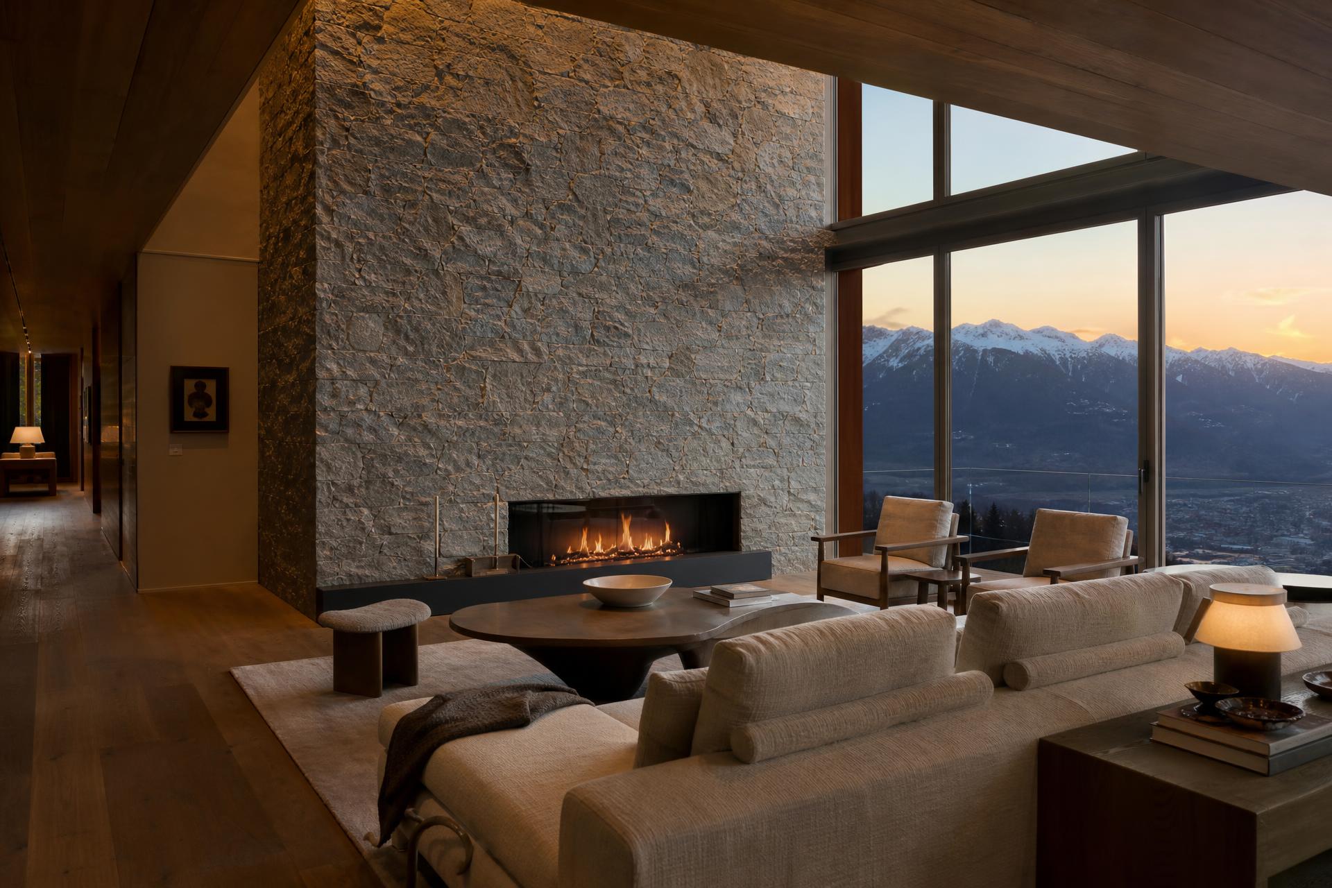 Soggiorno elegante con parete in pietra e vista sulle montagne